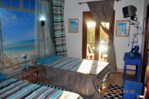 2 camas en una habitación con vistas al océano en Santiago Mallorca, en Cala Figuera