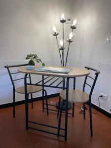 einen Esstisch mit 2 Stühlen und einen Tisch mit Lampen in der Unterkunft Alloggio con parcheggio e vista - A due passi dal Paradiso in Camogli