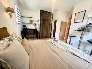 Postel nebo postele na pokoji v ubytování Chambre & jardin I tram Grenoble Nord St Egreve