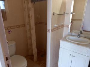 Kúpeľňa v ubytovaní mini villa studio 1 pièce 21 m2 pour 2 personnes piscine partagée climatisation