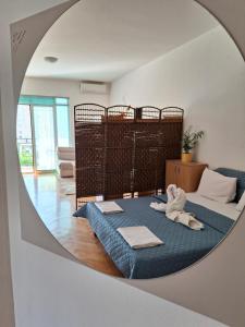 a room with a bed and a mirror at Apartmani SAMB Igalo in Herceg-Novi