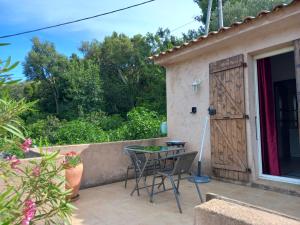 Balkón alebo terasa v ubytovaní mini villa studio 1 pièce 21 m2 pour 2 personnes piscine partagée climatisation