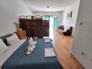 Postel nebo postele na pokoji v ubytování Apartmani SAMB Igalo
