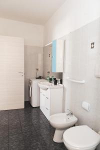 bagno bianco con lavandino e servizi igienici di Cornigliano Apartment 3 a Genova