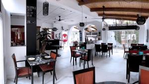 une salle à manger avec des tables et des chaises dans un restaurant dans l'établissement Atrium Hotel, à Bolnuevo