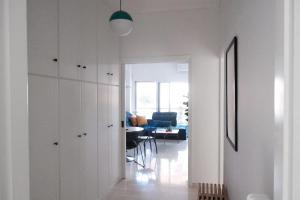 un corridoio con armadi bianchi e un soggiorno di Unique 2BD Design Apt with airconditioning near Acropolis ad Atene Altre 34 foto