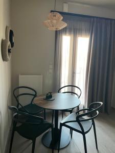 耶里索斯的住宿－Αura Luxury Apartments，窗户客房内的桌椅