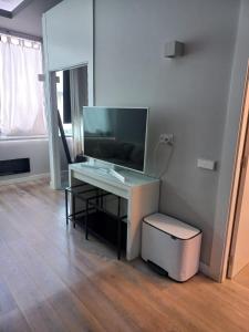 a room with a desk with a television and a chair at Victory House in Milan