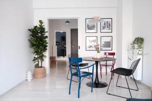 una sala da pranzo con tavolo e sedie di Unique 2BD Design Apt with airconditioning near Acropolis ad Atene