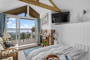 1 dormitorio con cama y vistas al océano en The Boathouse - Close to marina, beach and town centre, en Torquay