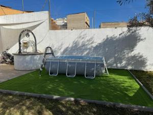un trampoline sur l'herbe à côté d'un mur dans l'établissement Casa Miravent, à Bellvei del Penedes