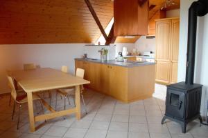 Kuchyň nebo kuchyňský kout v ubytování Privatzimmer im Permakulturgarten