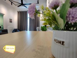 a vase of flowers sitting on top of a table at Anderson, Ipoh at E&R Suite in Kampong Simee +27 photos