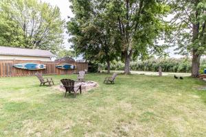 En have udenfor 3 bedroom Poolside paradise near Marina