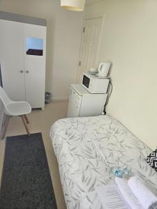 Postel nebo postele na pokoji v ubytování Single Room in Dartford-Close to all amenities