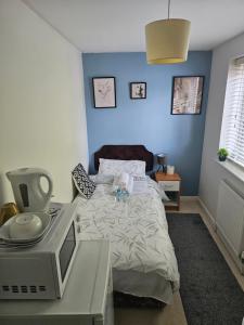 Postel nebo postele na pokoji v ubytování Single Room in Dartford-Close to all amenities