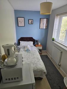 Postel nebo postele na pokoji v ubytování Single Room in Dartford-Close to all amenities