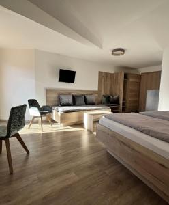 TV a/nebo společenská místnost v ubytování Hotel Sonnenheim