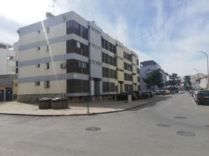 un edificio al costado de una calle en Four Seasons House, en Monte Gordo