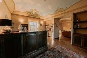 una sala de estar con una gran barra de madera oscura en una habitación en Il Castello di Bubbio, en Bubbio