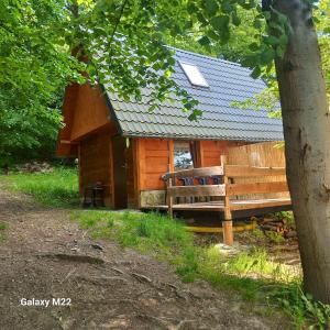 una cabina di legno con panchina di fronte di Domek Bacówka Pod Lipą a Lipowa