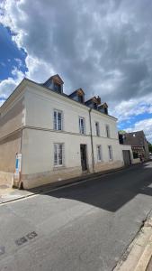 a large white building on the side of a street at La Léonardine à deux pas du château royal in Amboise