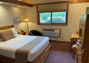 een hotelkamer met een bed en een raam bij Spring Valley Inn in Spring Green