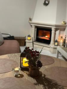 sala de estar con mesa con velas y chimenea en Villa Polina, en Leiria 23 fotos más
