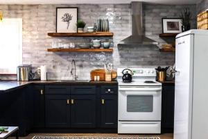Dapur atau dapur kecil di The Mini Moody - Luxurious Home Recently Renovated Close to Beach & Downtown