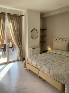 皮尼奧內的住宿－格倫奎特之家酒店，一间卧室设有一张床和一个滑动玻璃门