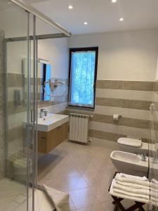 ein Bad mit einem Waschbecken, einem WC und einer Dusche in der Unterkunft Green Quiet Affittacamere in Pignone