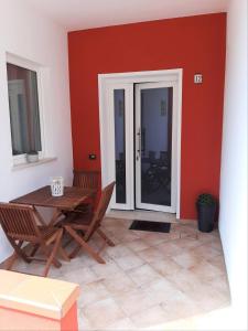 a dining room with a table and chairs and a door at La Casa dei Pescatori in Caorle