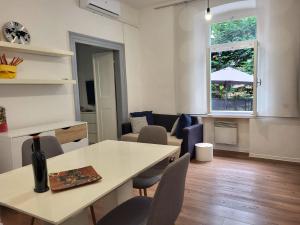 Khu vực ghế ngồi tại Holiday home Blue door in Pula