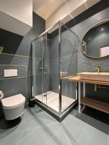 Un baño con ducha, inodoro y lavabo. en Nets Inn apartments - La Coulée Verte, en París