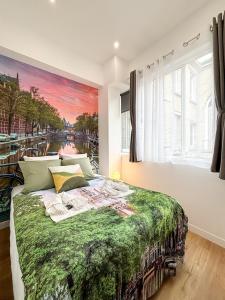 Un dormitorio con una cama con un cuadro en la pared. en Nets Inn apartments - La Coulée Verte, en París 291 fotos más