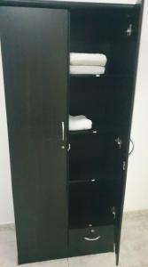 um armário preto com toalhas brancas em HOUSE IN AL AIN - 4 em Al Ain