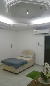 um quarto com uma cama num quarto em HOUSE IN AL AIN - 4 em Al Ain