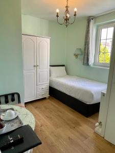 Uma cama ou camas num quarto em Shandon Bells Guest House
