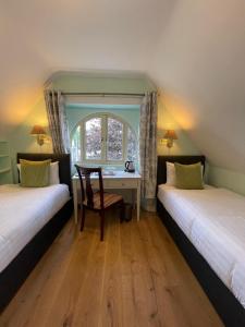 Uma cama ou camas num quarto em Shandon Bells Guest House