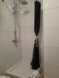 ネウムにあるApartmani Silentiumのバスルーム(黒いカーテン付きのシャワー付)