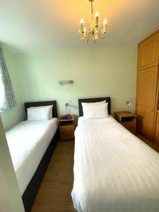 Uma cama ou camas num quarto em Shandon Bells Guest House