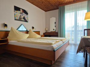 Postel nebo postele na pokoji v ubytování Hotel Garni Hutter