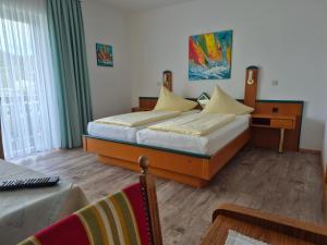 Habitación de hotel con 2 camas y ventana en Hotel Garni Hutter en Unterburg am Klopeiner See