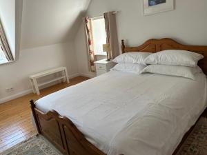 Postel nebo postele na pokoji v ubytování Ploumilliau House