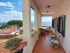 balcone con sedie e vista sull'oceano di Casa Guerrino a Chiessi