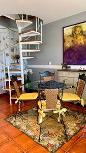 ein Esszimmer mit Glastisch und Stühlen in der Unterkunft Precioso Duplex en Sanxenxo a 400m de las playas in Sanxenxo