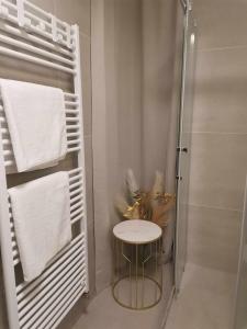 bagno con doccia e tavolino di Stay PRESTIGE Apartment - Luxury Trnava, FREE INDOOR PARKING a Trnava