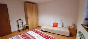 een slaapkamer met een bed en een ladder erin bij Stefy House in Pontebba