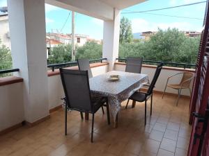 una sala da pranzo con tavolo e sedie sul balcone di Vacanze Sicilia a Trappeto