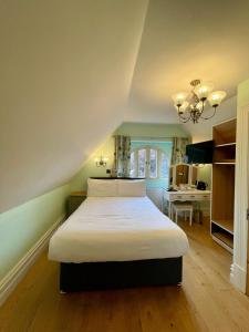 Uma cama ou camas num quarto em Shandon Bells Guest House